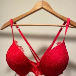 NWOT VICTORIA’S SECRET BOMBSHELL BRA